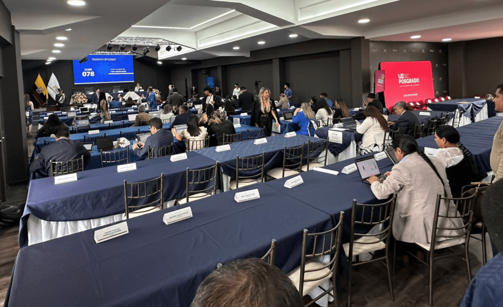 Ley obliga a presos a trabajar aprobada en la Asamblea Nacional del Ecuador durante votación legislativa