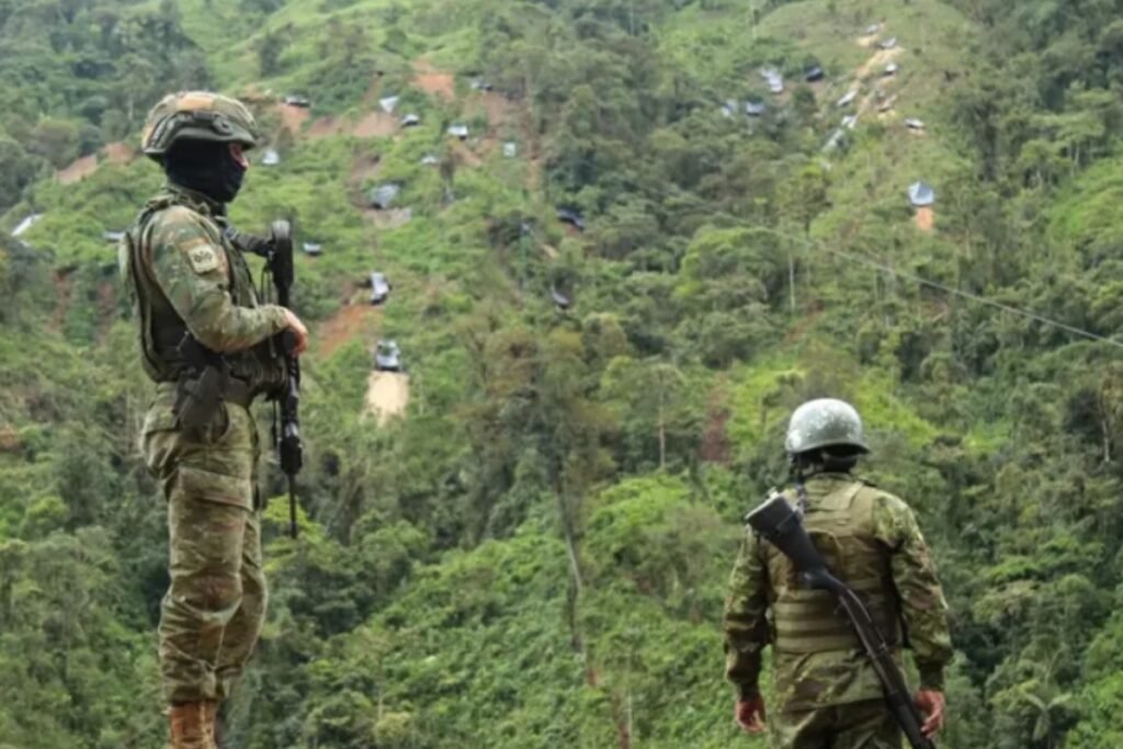 Golpe económico minería ilegal durante operativos militares con maquinaria destruida en Ecuador