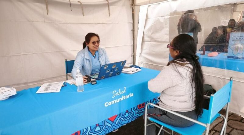 Mujeres recibiendo atención médica gratuita en una feria de salud comunitaria en Quito, gracias al apoyo municipal y The Carter Center.