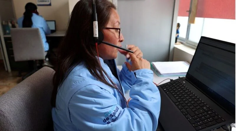 Persona recibiendo apoyo a través de una videollamada, simbolizando la teleconsulta gratuita en salud mental en Quito.
