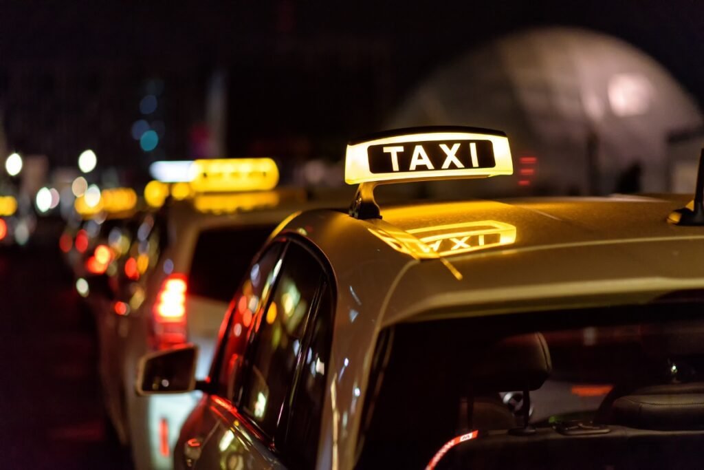 Policía encontró armas tras siniestro de taxi en Quito luego de un forcejeo dentro del vehículo.