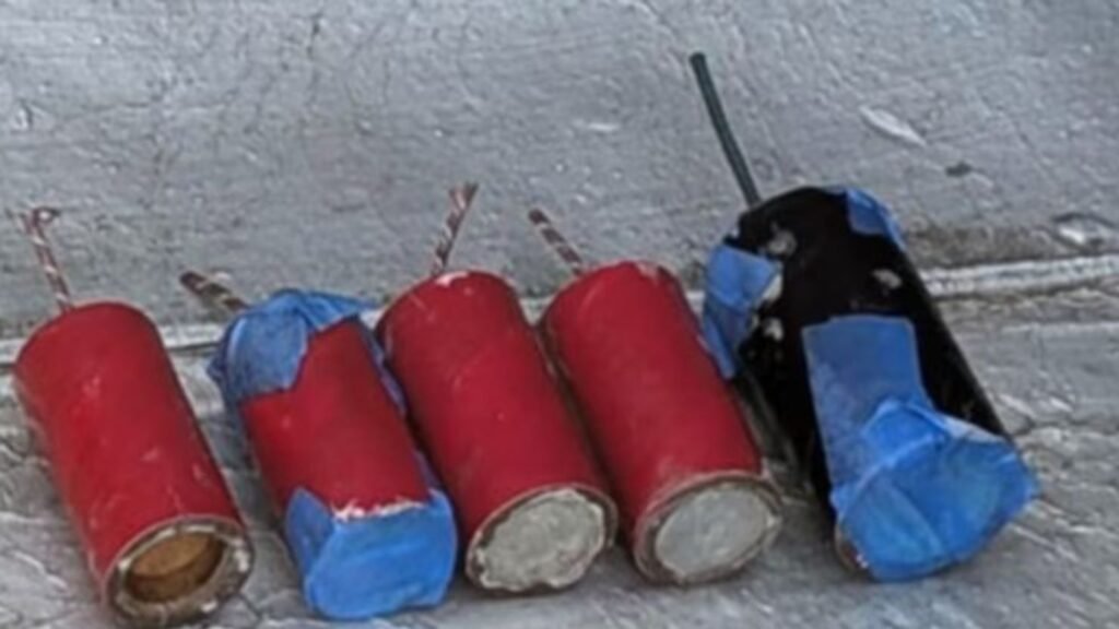 Mujer con explosivos en Guayaquil detenida en estacionamiento con artefactos decomisados por la Policía