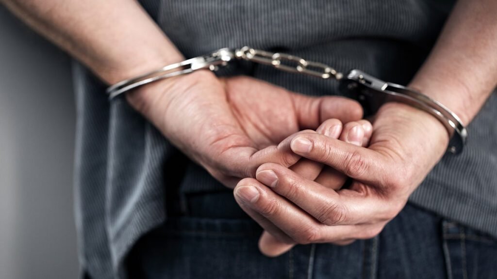 Clérigo iraní detenido en Quito durante operativo policial por vínculos con redes internacionales