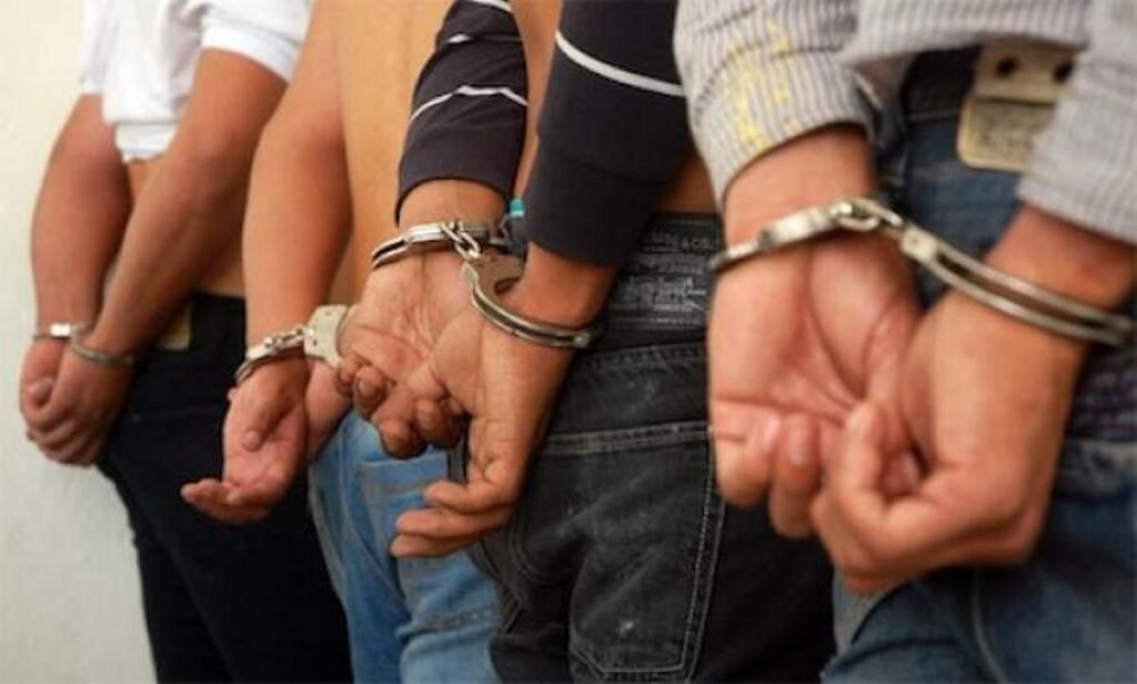 Allanamiento falso en Patate con detenidos y evidencias como armas y uniformes policiales