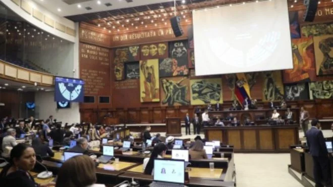 Legisladores debatiendo el Proyecto de Ley de Eutanasia en la Asamblea Nacional de Ecuador.