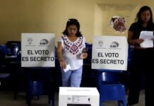CNE adelanta elecciones seccionales en Ecuador al 29 de noviembre de 2026 Mujer votando en Ecuador durante proceso electoral, elecciones seccionales en Ecuador 2026