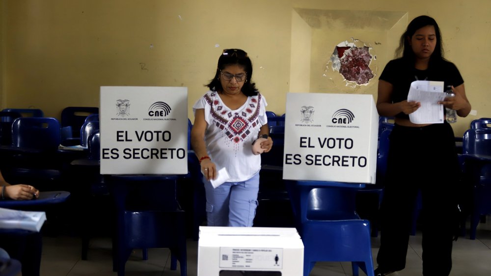 Mujer votando en Ecuador durante proceso electoral, elecciones seccionales en Ecuador 2026