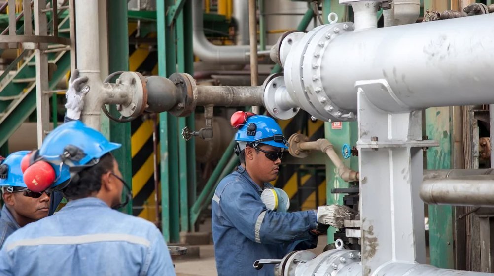 Gráfico del precio del petróleo WTI al alza con impacto fiscal negativo para Ecuador en 2026