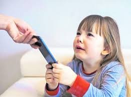 Niños usando tablets con supervisión, promoviendo un uso equilibrado de pantallas y salud mental infantil