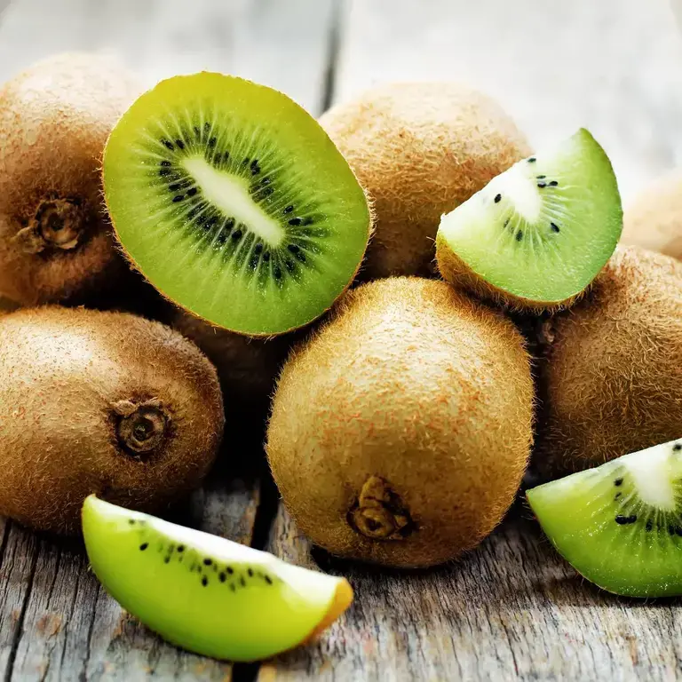 Kiwi con piel fresco y brillante, listo para consumir con beneficios nutricionales aumentados