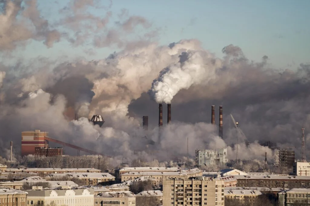 Contaminación del aire en una ciudad con smog representando crisis de salud pública urbana