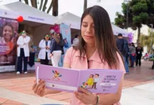 Actualización Integral de la Libreta de Salud: Un Enfoque de Curso de Vida para el Bienestar Materno-Infantil Familia revisando la nueva Libreta Integral de Salud actualizada, destacando el cuidado materno-infantil.