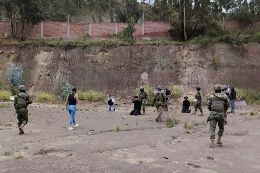 Operativo en polígono ilegal con armas encontradas entre matorrales en Riobamba