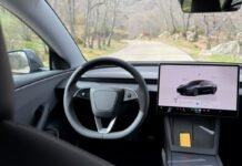 La realidad oculta tras la autonomía: La conducción remota de Tesla Centro de control técnico gestionando la conducción remota de Tesla para un vehículo autónomo bloqueado en ciudad.