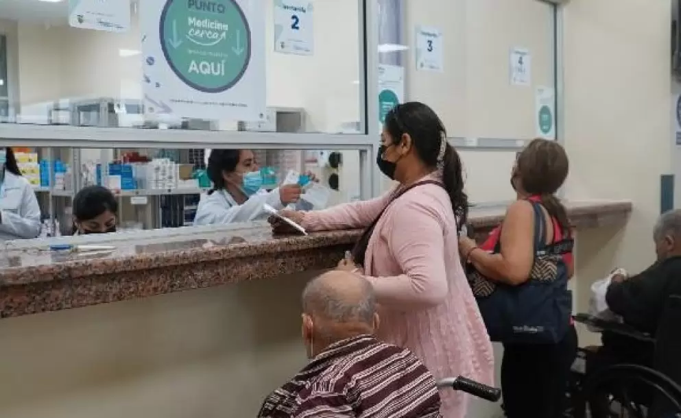 Personal médico trabajando en un hospital sin políticas de salud adecuadas