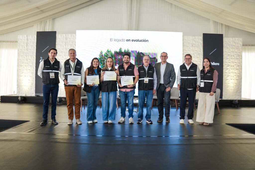 equipo de Novopan y representantes de Novocentros en convención nacional