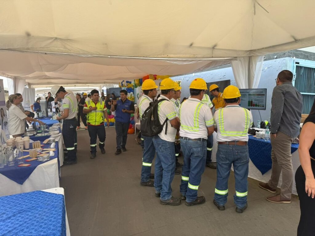 Colaboradores en evento de cultura de seguridad en La Fabril en Manta