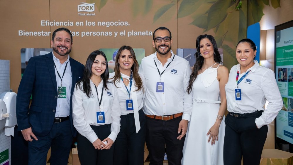 Equipo Tork® Ecuador en feria de economía circular junto a aliados McDonald's y Coca-Cola