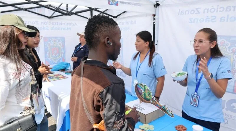 Familia recibiendo atención médica gratuita en la feria "Quito Salud" en el Parque de la Juventud de Carapungo