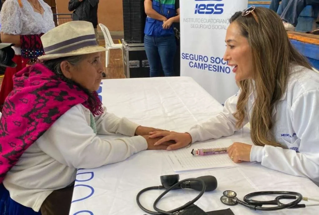 Presidente Daniel Noboa inaugurando dispensarios de salud rehabilitados en Azuay.