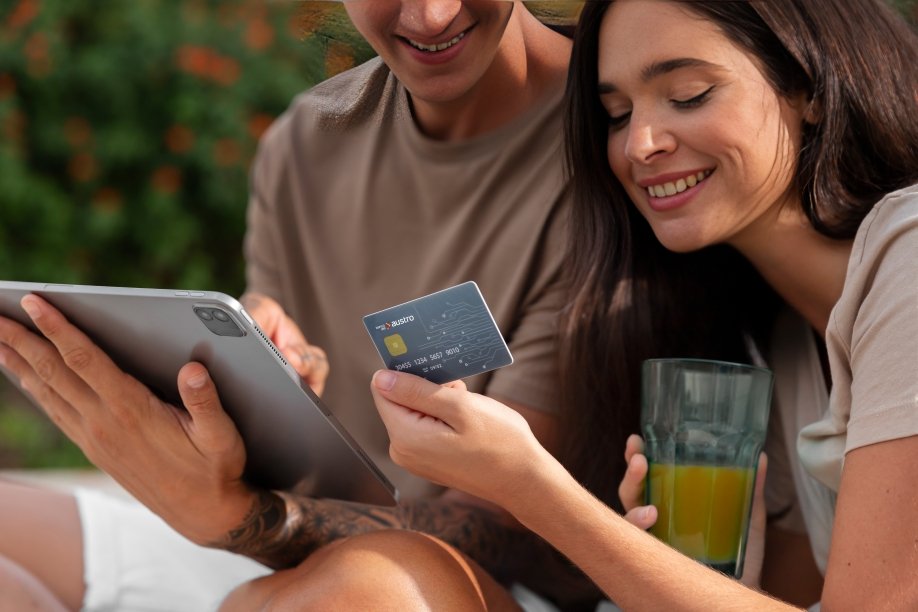 Persona revisando beneficios de tarjeta de crédito en app bancaria desde su celular
