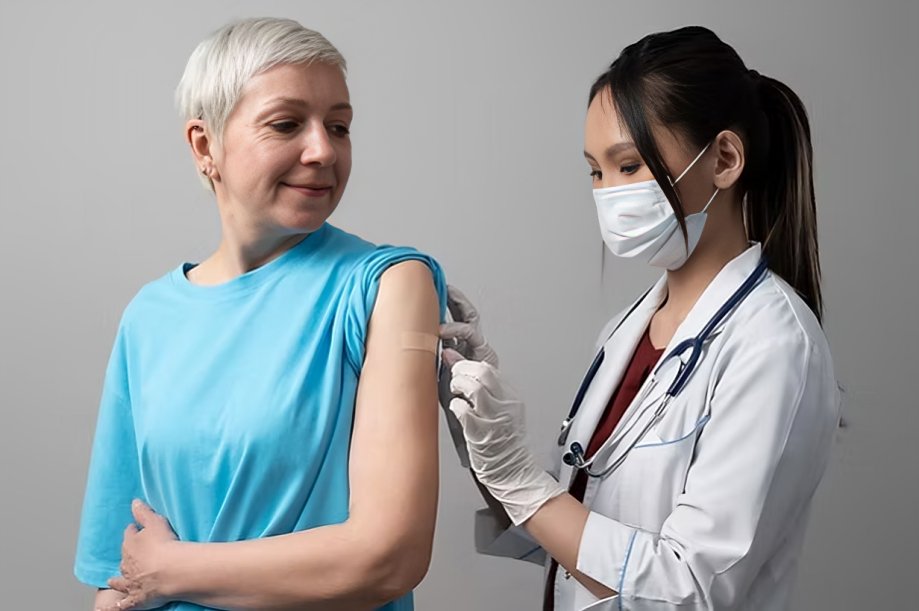 Médico aplicando vacuna a adulto mayor — vacunación en adultos y adultos mayores