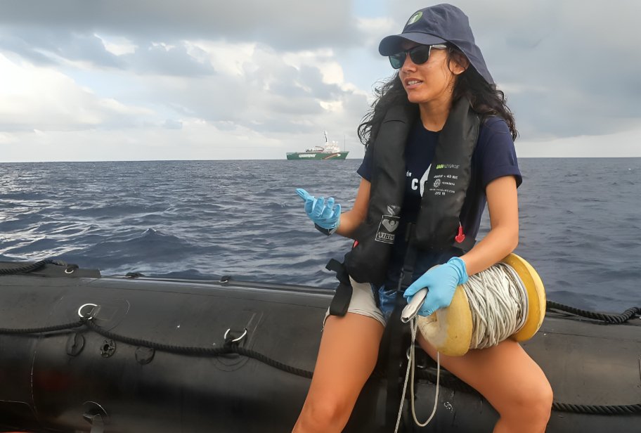 Paola Sangolqui recibe Premio Whitley Londres por conservación del petrel de Galápagos en peligro de extinción