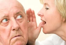 Sordera y Pérdida de Audición: Un Desafío Global Creciente con Soluciones Viables Una persona mayor sonriendo mientras usa un audífono, simbolizando la superación de la pérdida de audición.