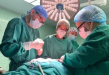 Brechas Críticas en Recursos Humanos en Salud en Ecuador: Un Análisis Profundo y Estrategias Clave Profesionales de la salud trabajando