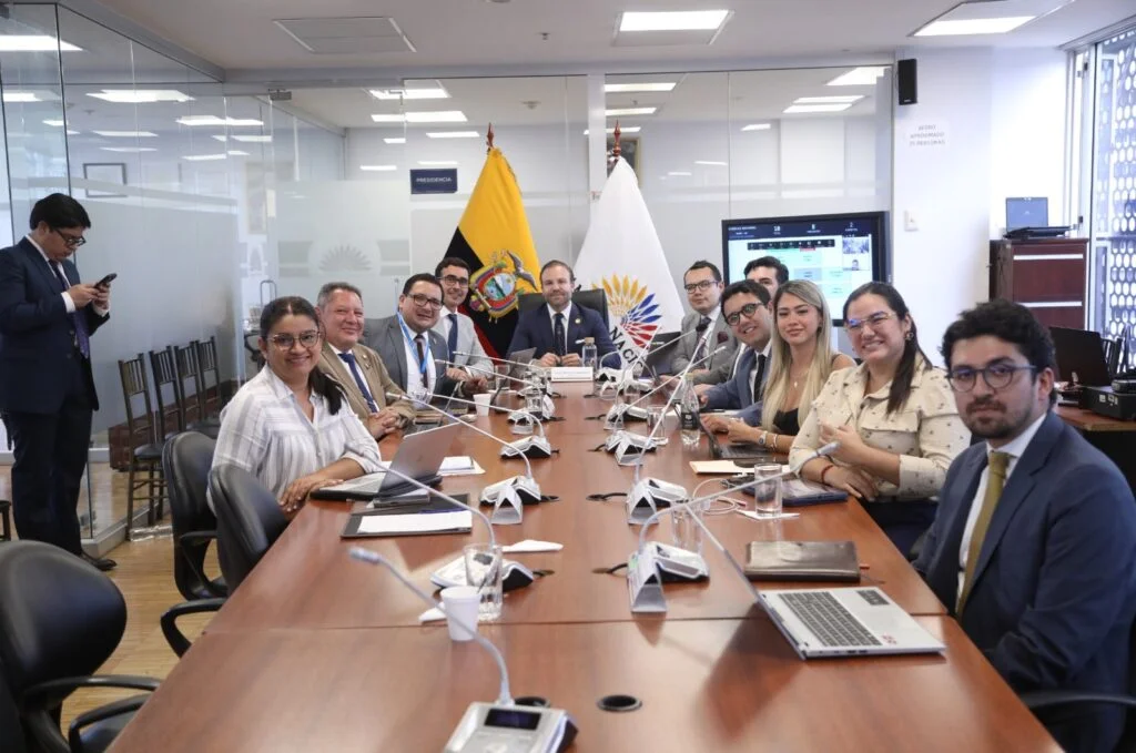 Representación gráfica del proceso legislativo de la regulación de la eutanasia, mostrando avances y debates.
