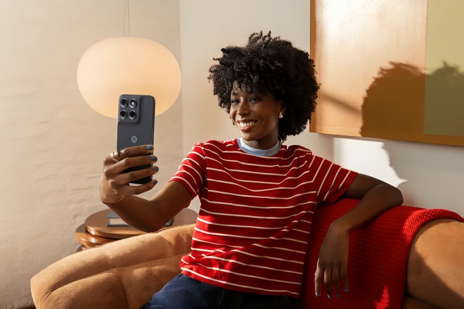 Motorola moto g max con cámara de 200 MP, pantalla AMOLED y moto g47 sobre fondo blanco corporativo