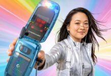 Reconfiguración de la telefonía móvil y la exégesis de la desintoxicación digital Dispositivo móvil plegable con diseño vintage y carcasas intercambiables, mostrando el smartphone retro de Commodore Callback 8020.