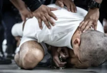 El auge del punitivismo carcelario y su resonancia en los liderazgos conservadores globales Cientos de presuntos pandilleros con el torso desnudo y rapados guardan fila bajo estricta vigilancia militar dentro del Cecot.