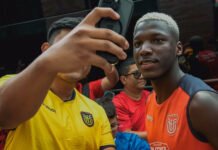 Selección de Ecuador en el Mundial 2026: apoyo masivo en EE.UU. antes de enfrentar a Guatemala Moisés Caicedo junto a aficionados de la Selección de Ecuador en el Mundial 2026 antes del amistoso ante Guatemala en Columbus