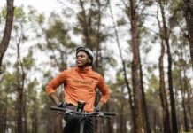 5 hábitos que ayudan a mejorar el rendimiento en el ciclismo Ciclista entrenando con buena técnica, aplicando hábitos para mejorar el rendimiento en el ciclismo