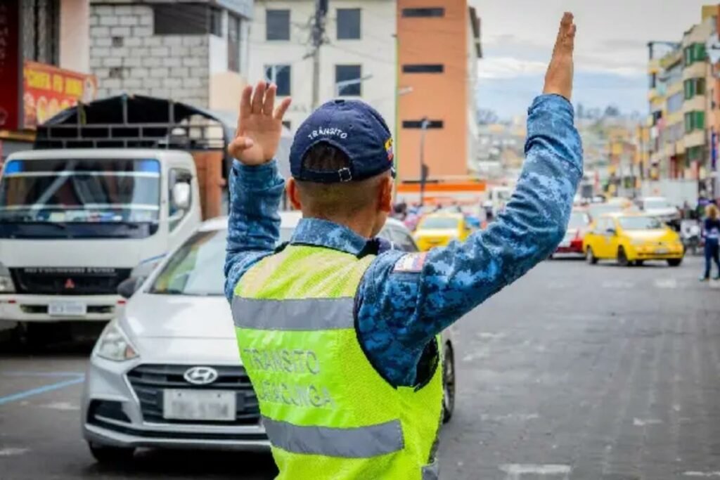 Representación gráfica sobre sentencia por concusión a exagente metropolitano de Quito, con elementos simbólicos de justicia y administración pública