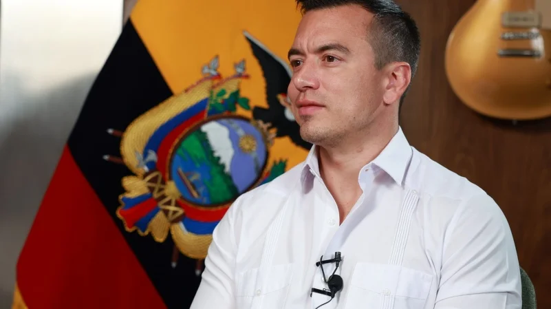 Presidente Daniel Noboa en acto oficial antes de viajar a Paraguay para la Cumbre del Mercosur en Asunción