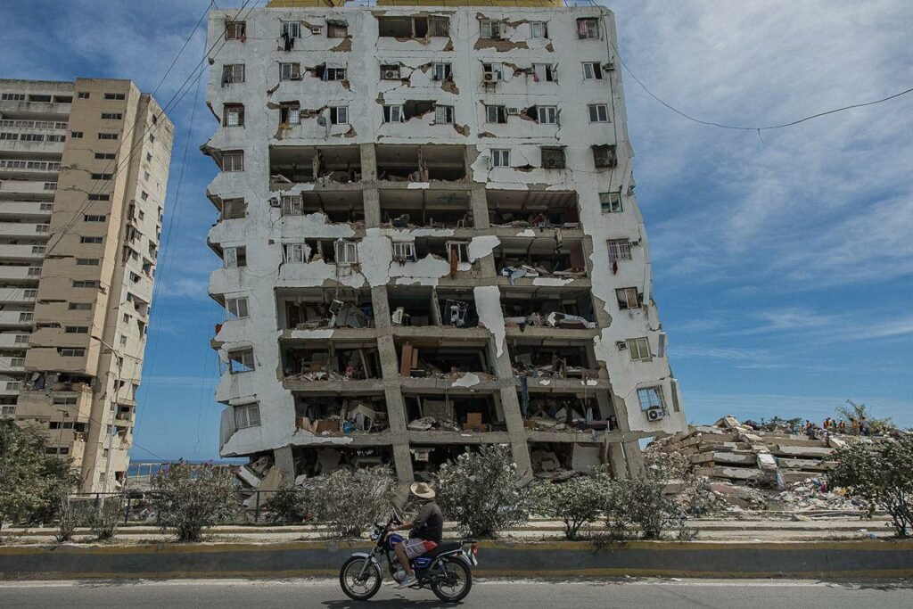 Equipos de rescate trabajan entre los escombros tras el nuevo sismo en Venezuela en la zona afectada de La Guaira.