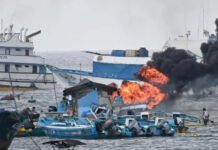 Incendio en el puerto de Manta: lancheros rescatan a tres trabajadores atrapados Lancheros rescatan trabajadores durante el incendio en el puerto de Manta, con el barco Jesús es mi Rey en llamas
