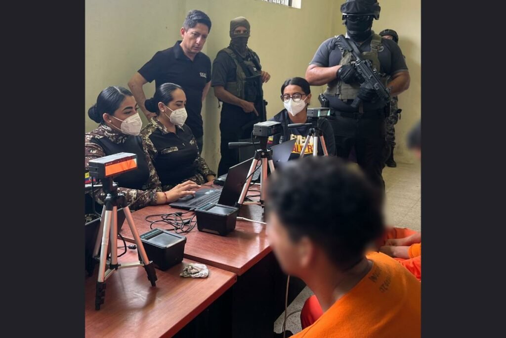 Proceso de registro durante el censo de población carcelaria en Ecuador, organizado por el SNAI en centros de reclusión
