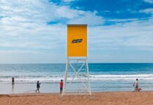 DUOPRINT IMPULSA SAFETY ADS, LA INICIATIVA ECUATORIANA QUE CONVIERTE PUBLICIDAD EN INFRAESTRUCTURA QUE MEJORA LA SEGURIDAD EN LAS PLAYAS Estructura de torre salvavidas de Safety Ads DUOPRINT en playa de Manta, integrando publicidad y servicios de seguridad