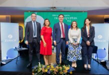 Zurich Seguros Ecuador impulsa el diálogo sobre sostenibilidad y equidad social con el foro “Impacto que Transforma” Gregory Renand, Alexandra Chamba y líderes sociales debatiendo sobre la visión empresarial más consciente en Ecuador durante el foro de Zurich.