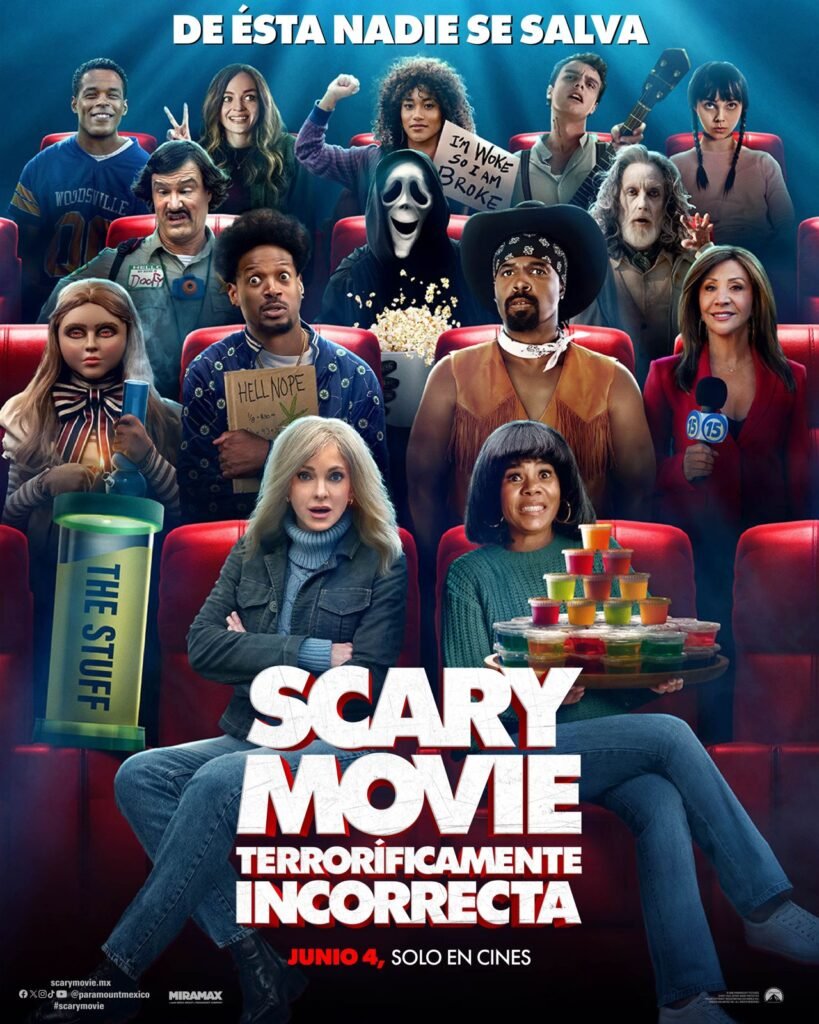 El asesino Ghostface sosteniendo un guion cinematográfico humorístico que parodia el cine de terror en una secuela terroríficamente incorrecta.