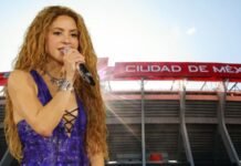 Confirmación oficial del magno evento musical en territorio mexicano La cantante Shakira sonriendo en una conferencia de prensa sobre espectáculos musicales de la FIFA.
