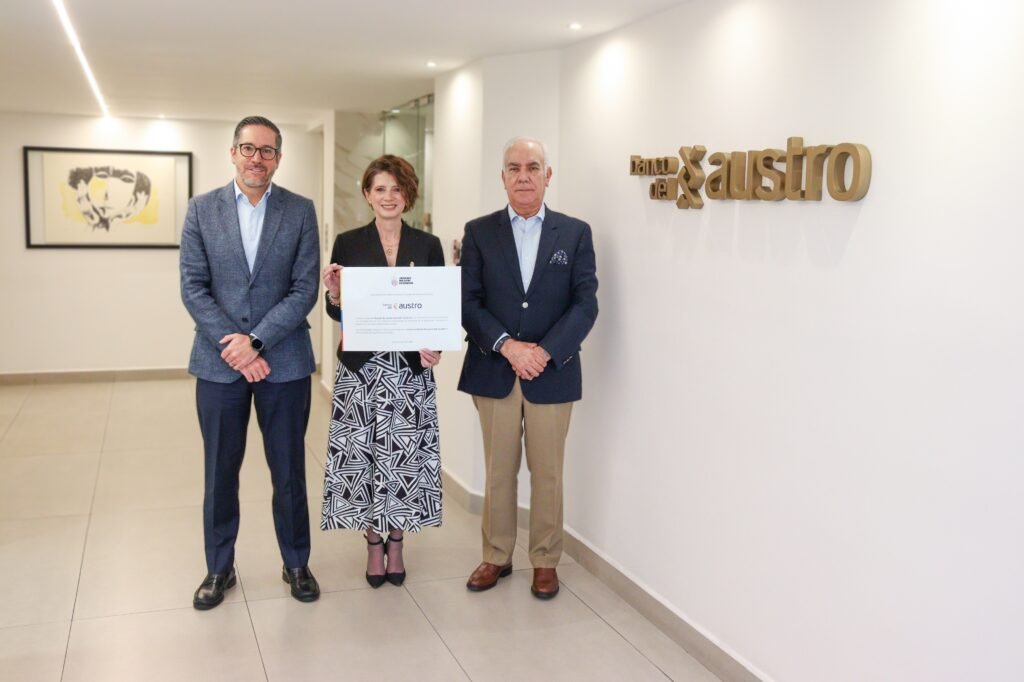 Directivos en el evento oficial donde Banco del Austro se suma a Mucho Mejor Ecuador.
