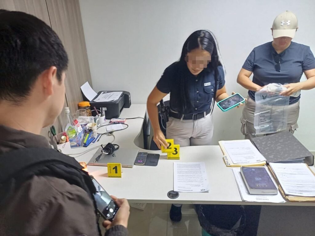 Funcionarios de la Fiscalía General del Estado durante una diligencia de intervención en un despacho fiscal en Guayaquil.