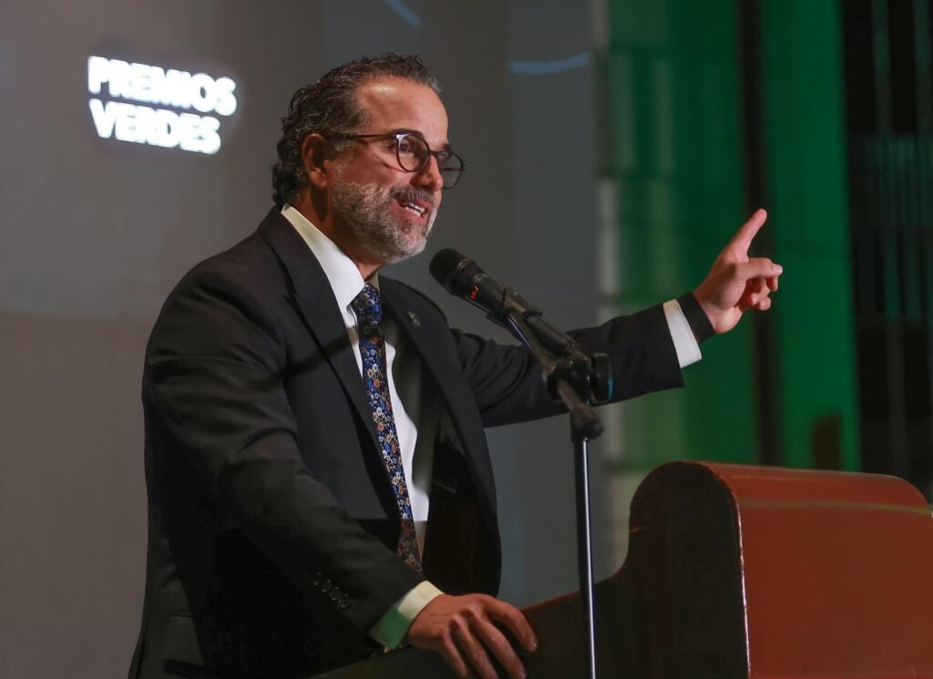 Reconocimiento a los representantes de los proyectos de Ecuador en Premios Verdes.