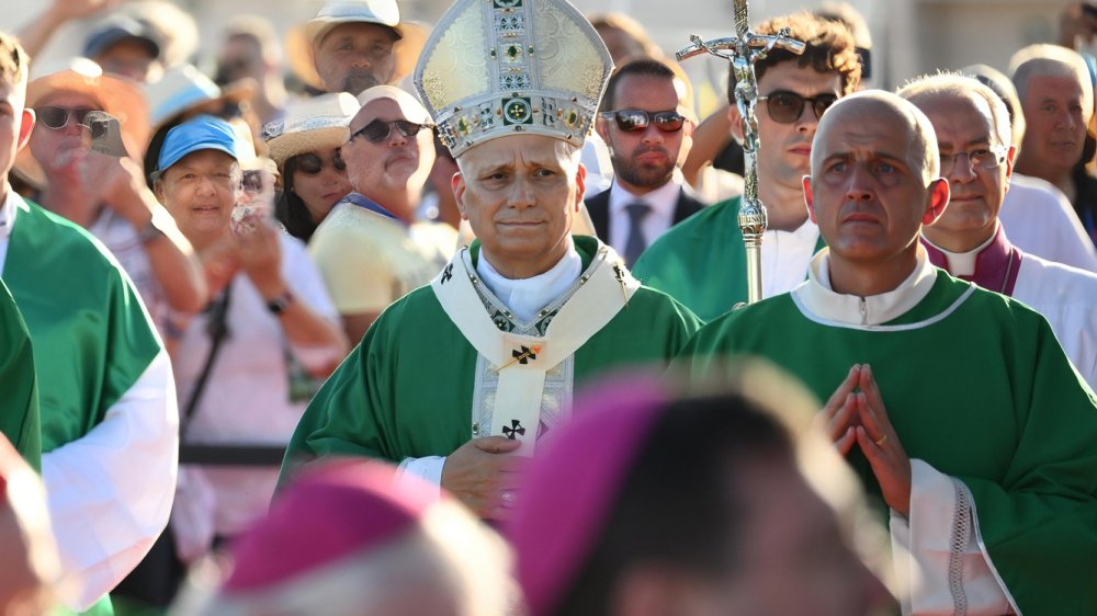El papa León XIV en Rímini pidió priorizar a las personas sobre las fronteras y desarmar la tecnología destructiva durante un encuentro internacional.
