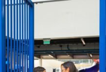 Regreso a clases sin miedo: señales para identificar la ansiedad escolar y cómo acompañar a los estudiantes Estudiante ecuatoriano durante el regreso a clases en la región Sierra y señales de ansiedad escolar.