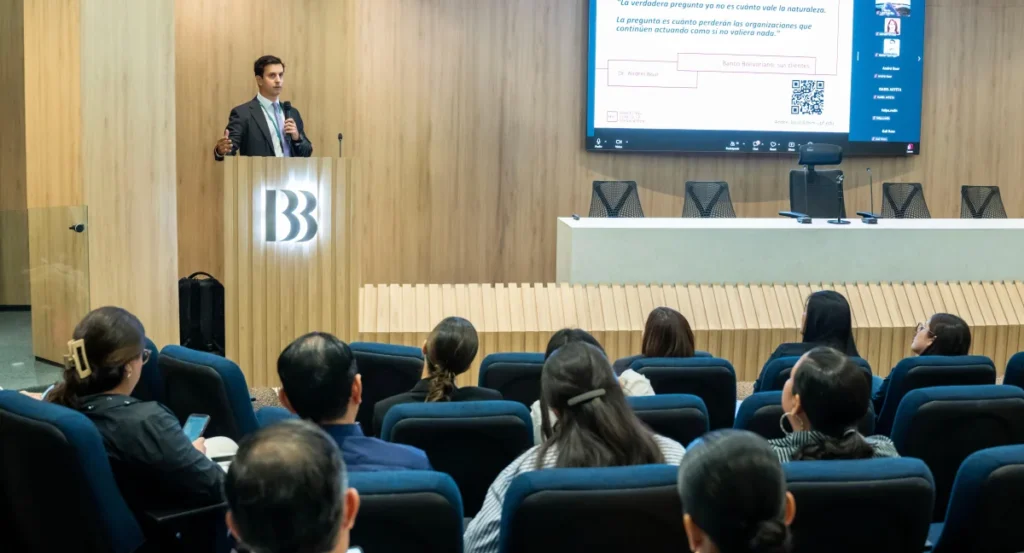 Carlos José Santos Larde, gerente de Sostenibilidad de Banco Bolivariano, durante presentación sobre financiar proyectos de biodiversidad